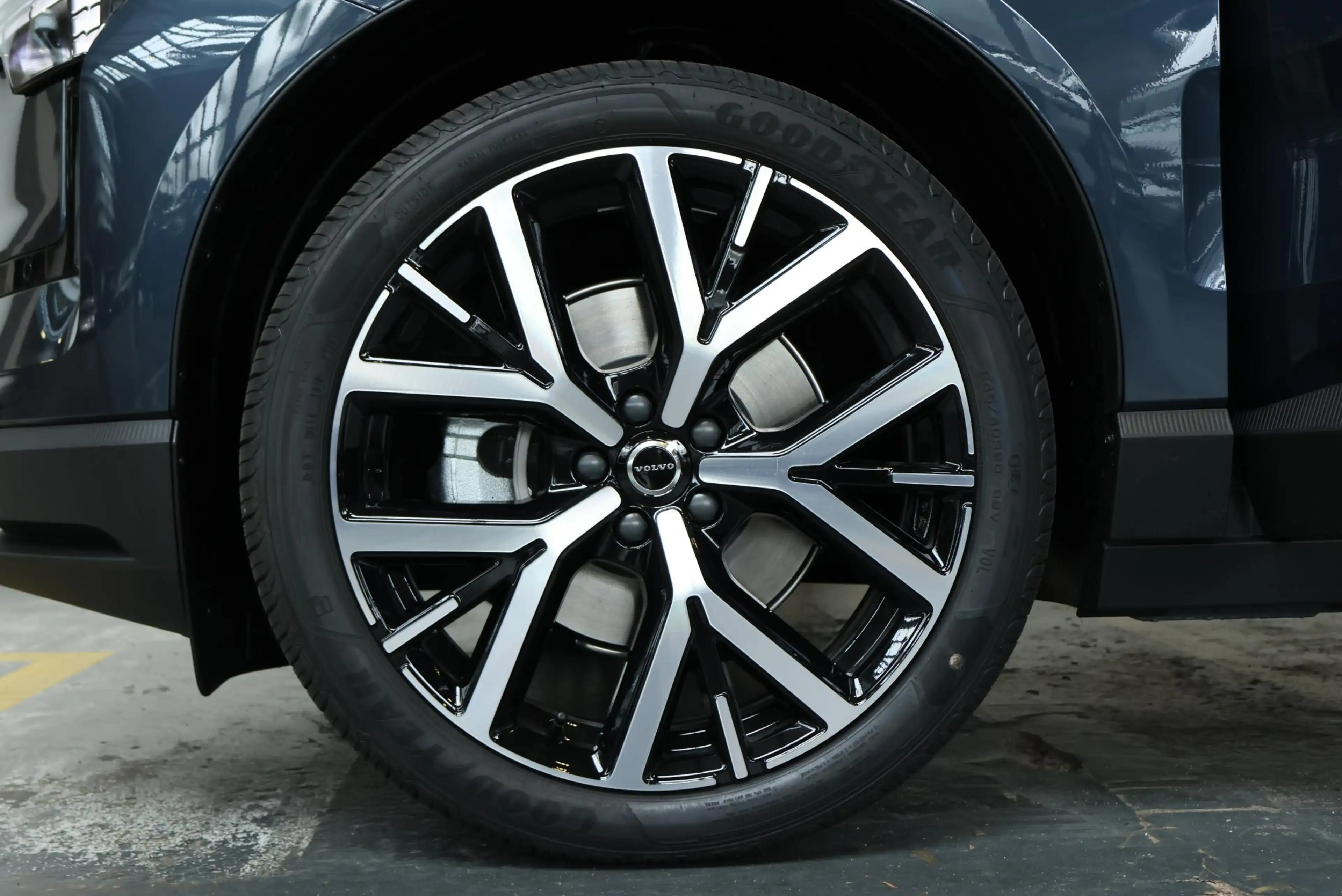 Volvo EX30 P5 Long Range Plus Black Edition Europa 69 kWh | 2 — photo 8