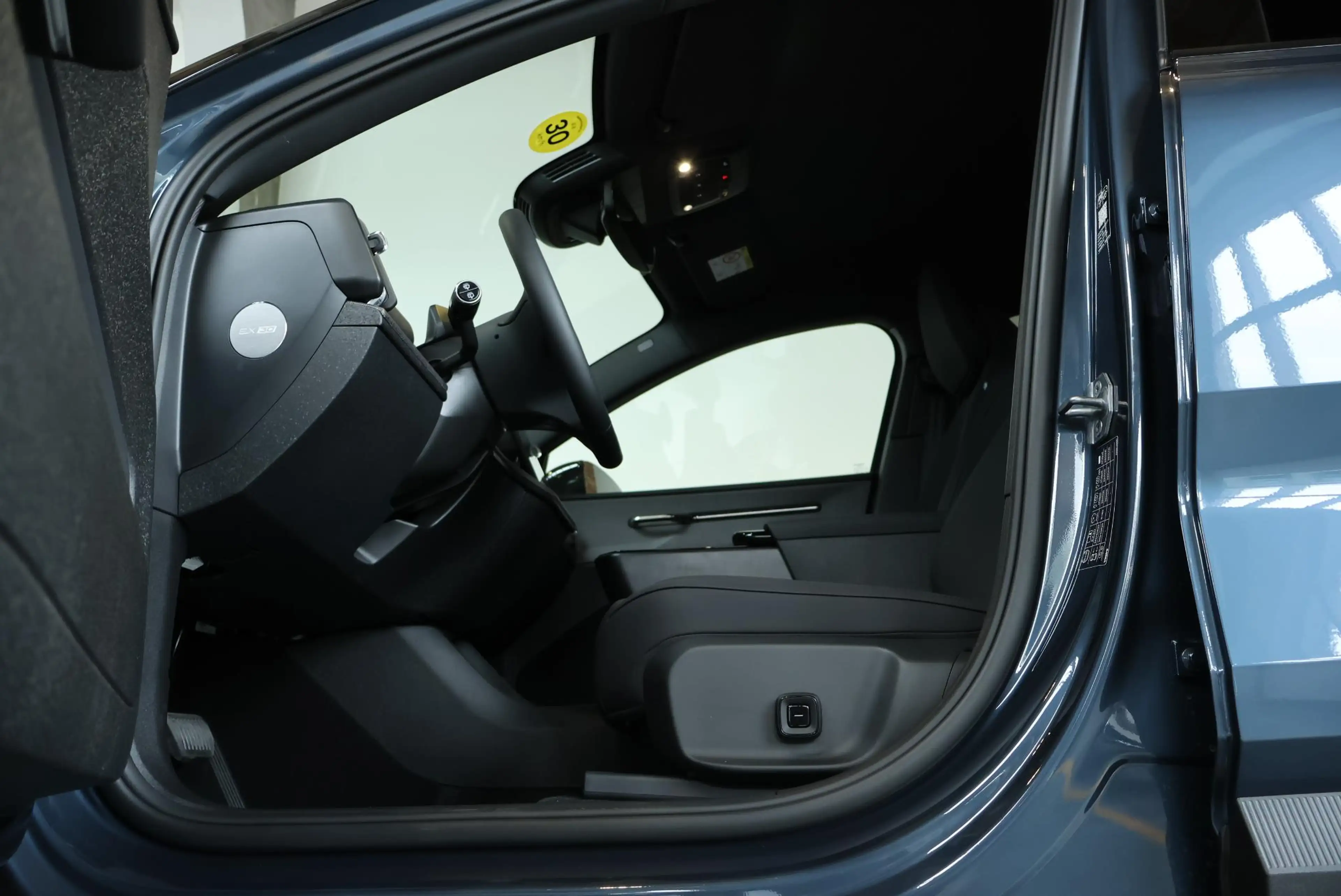 Volvo EX30 P5 Long Range Plus Black Edition Europa 69 kWh | 2 — photo 9