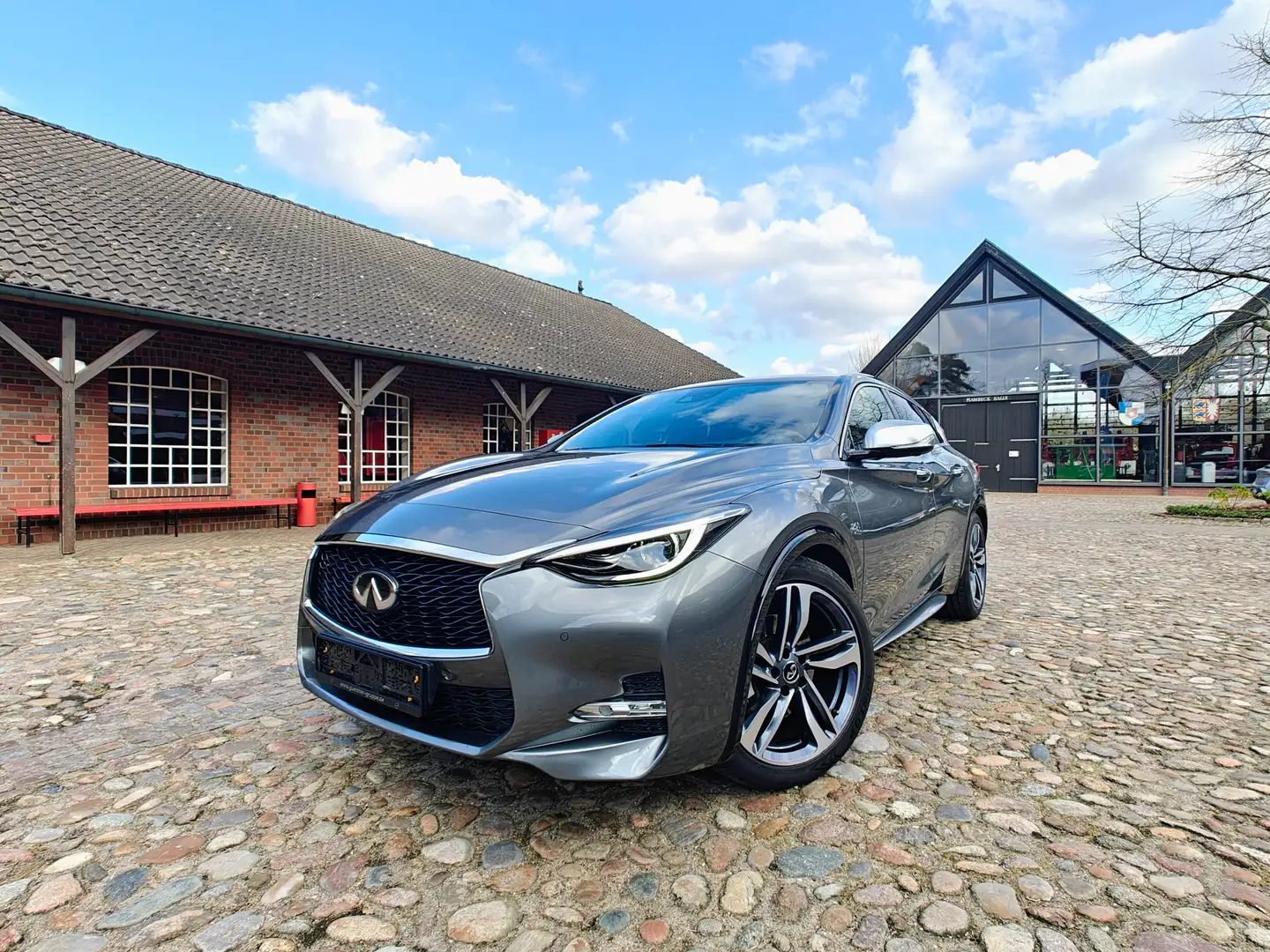 Infiniti Q30 Infiniti Q30 S Automatik Sportpaket Alcantara Grau - 1