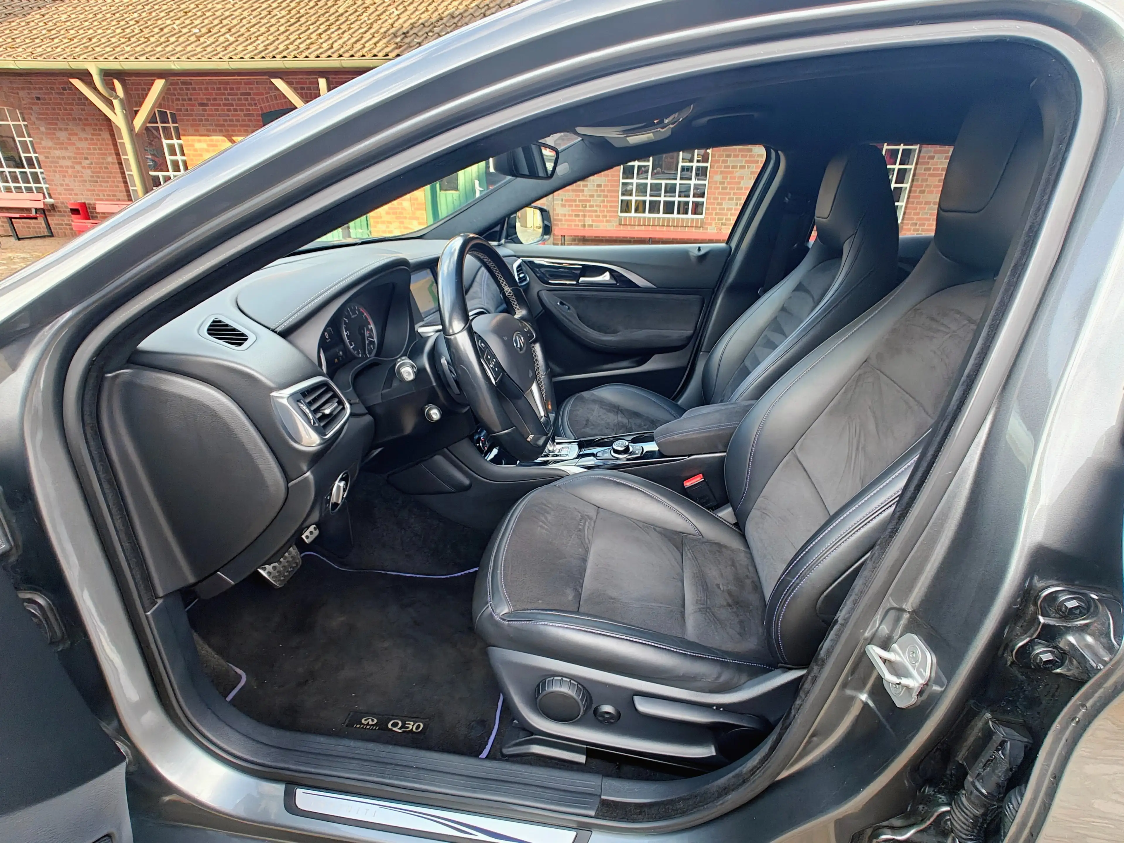 Infiniti Q30 Infiniti Q30 S Automatik Sportpaket Alcantara — photo 11