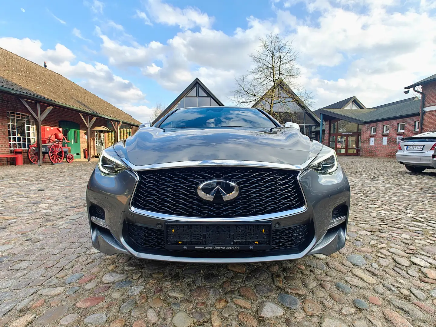 Infiniti Q30 Infiniti Q30 S Automatik Sportpaket Alcantara Grau - 2
