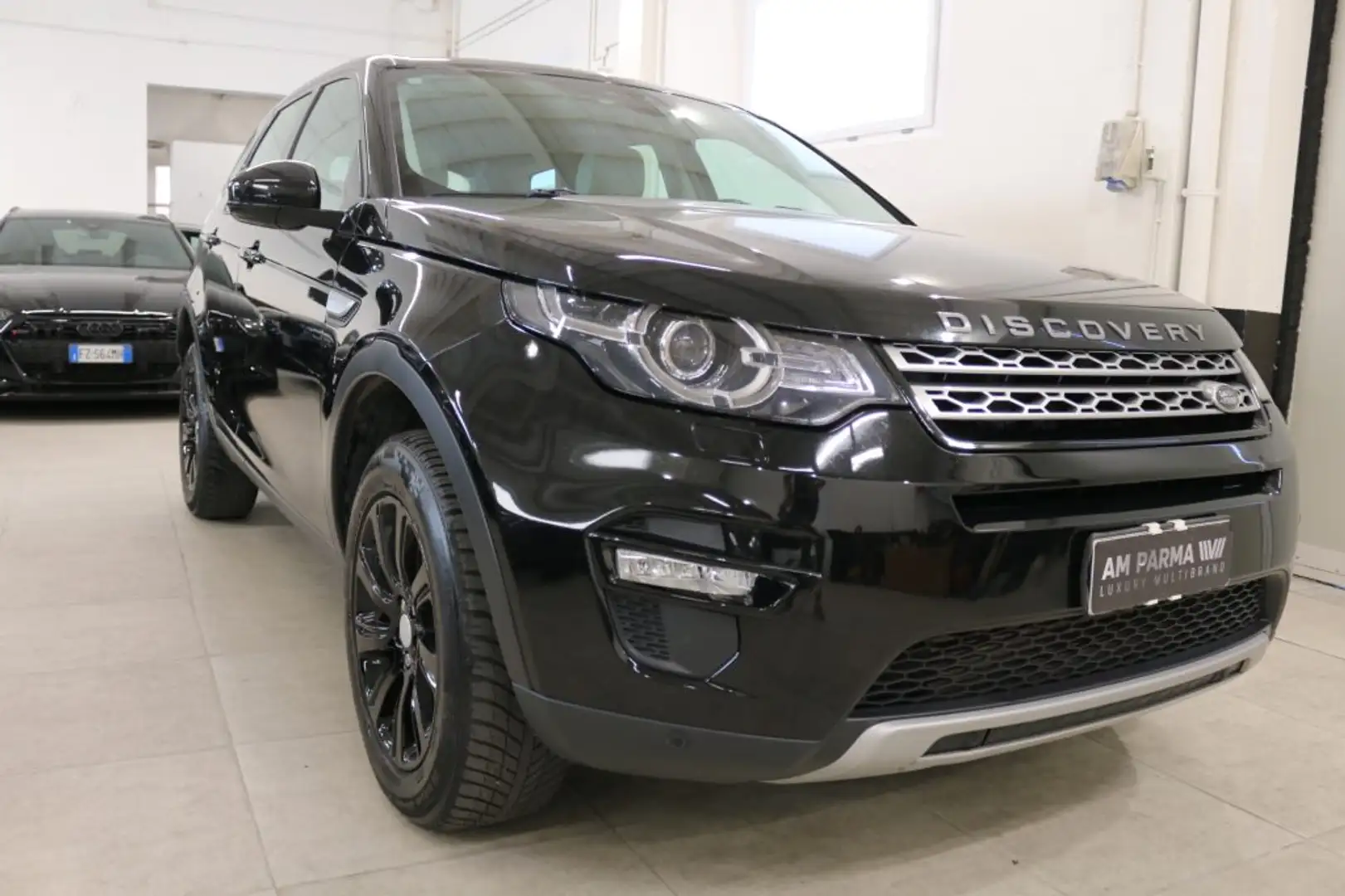 Land Rover Discovery Sport 2.2 SD4 HSE Zwart - 1