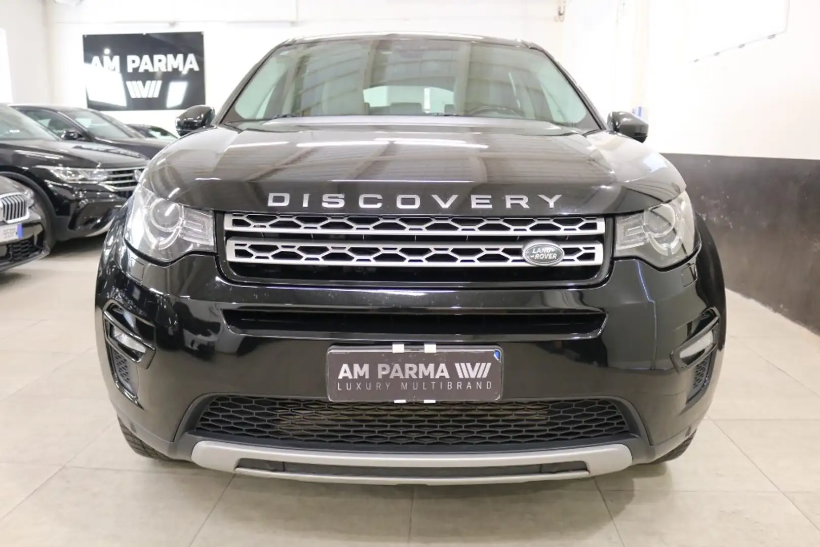 Land Rover Discovery Sport 2.2 SD4 HSE Zwart - 2