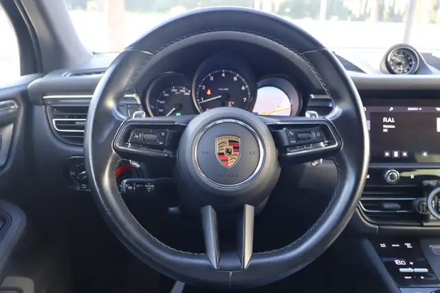 Porsche Macan view 11