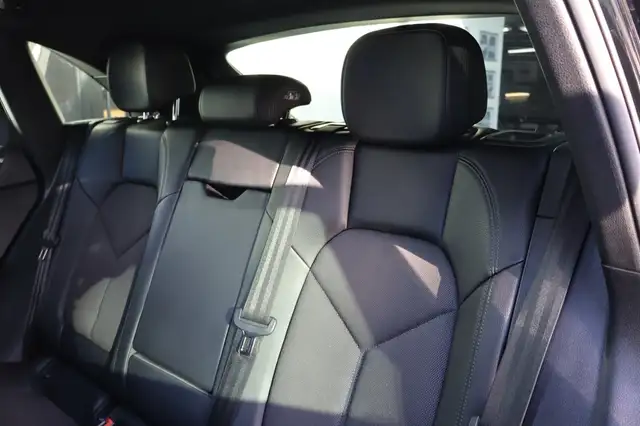Porsche Macan view 15