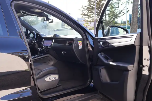 Porsche Macan view 13