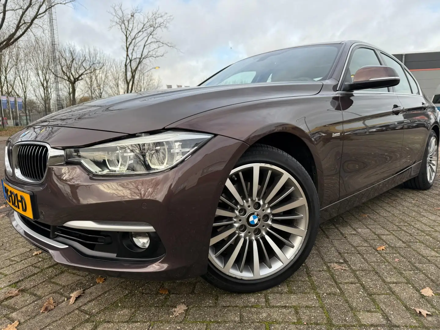BMW 320 3-serie 320i 2019 Luxury Edition INDIVIDUAL DAKRAA Brun - 2