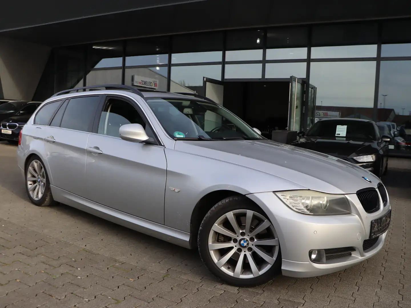 BMW 325 325d Touring BUSINESS SPORT / PANORAMA Zilver - 2