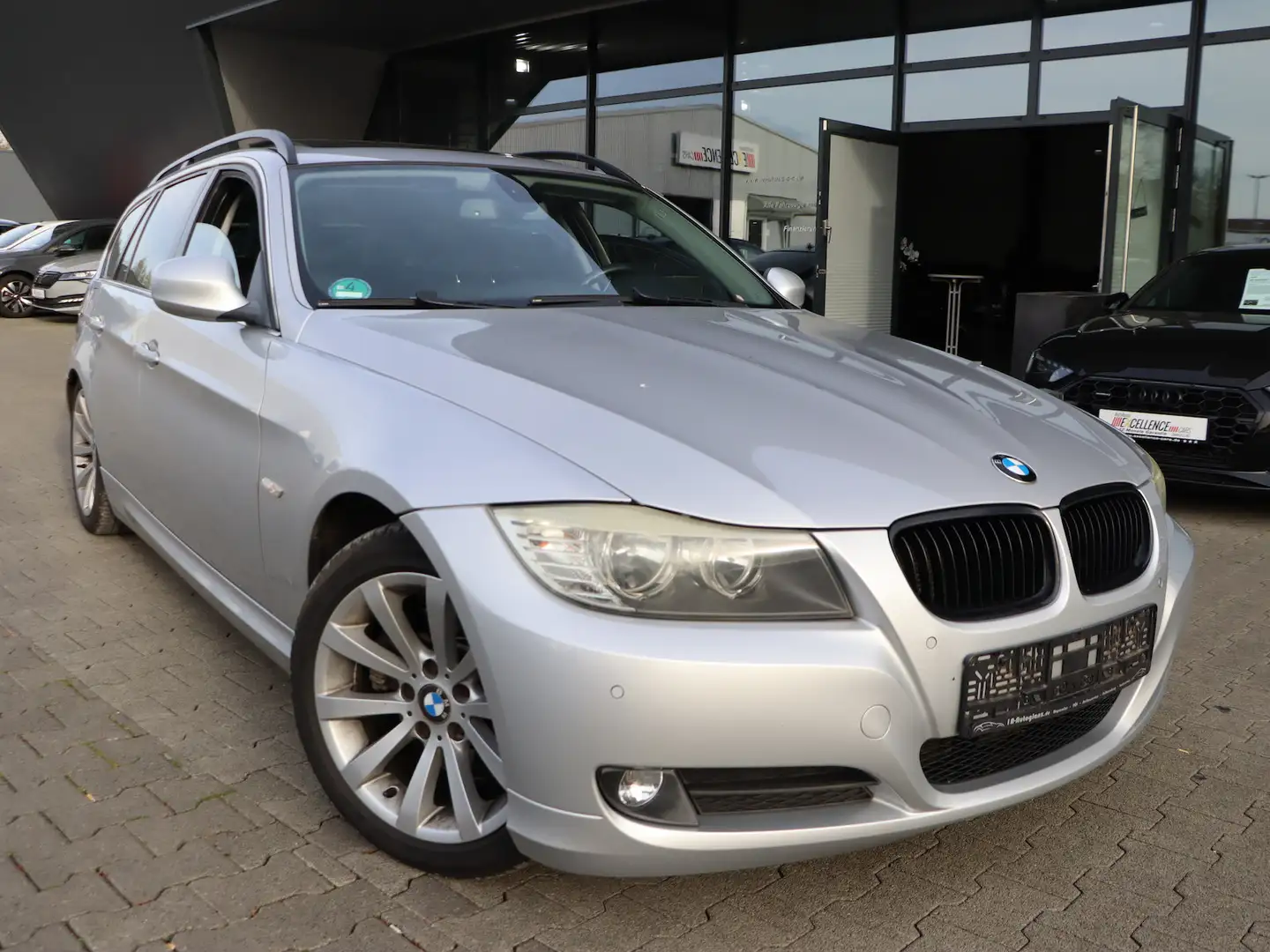 BMW 325 325d Touring BUSINESS SPORT / PANORAMA Zilver - 1