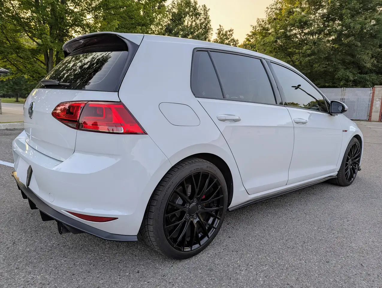 Volkswagen Golf GTI снимка Volkswagen Golf GTI