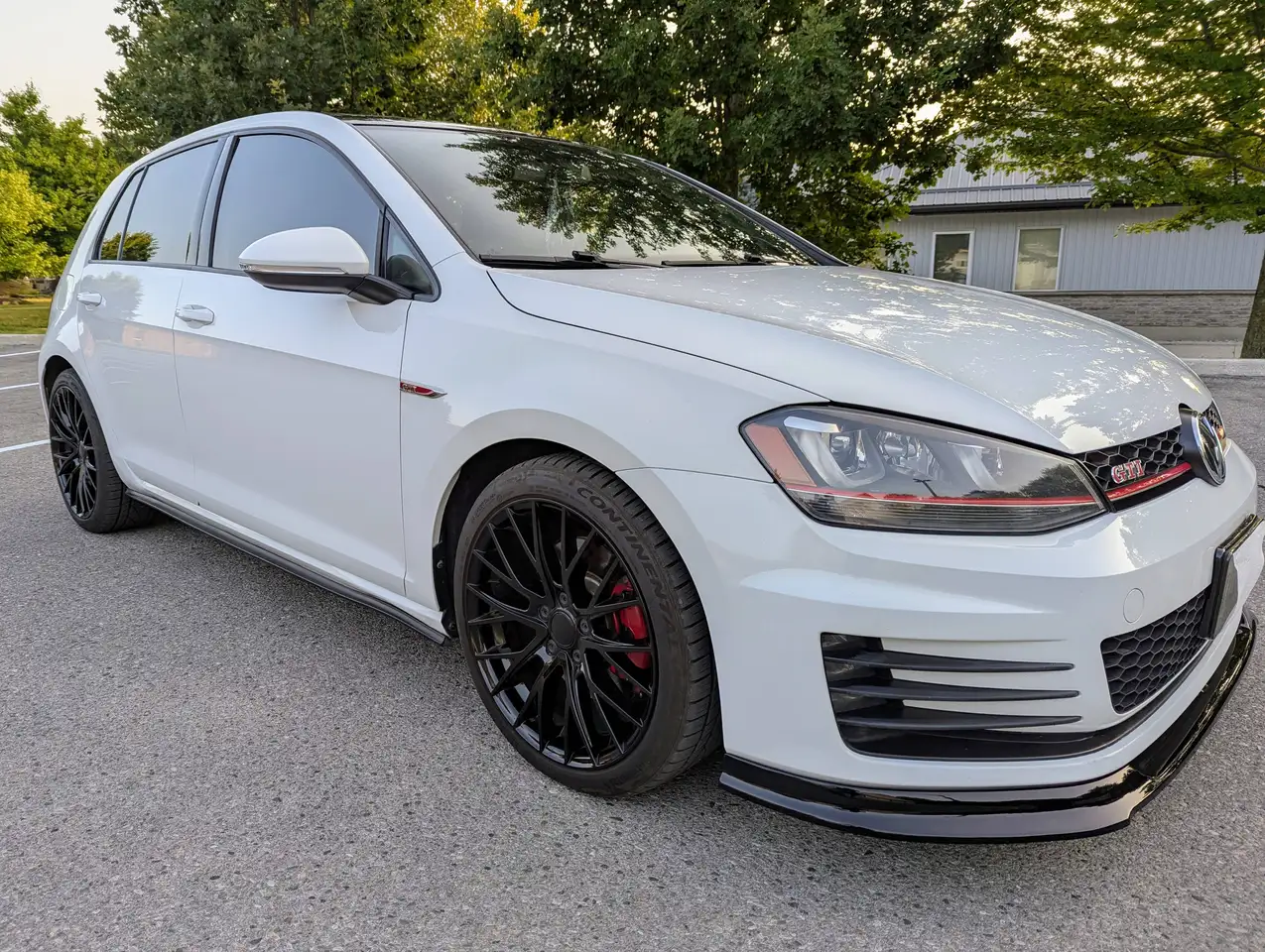 Volkswagen Golf GTI снимка Volkswagen Golf GTI