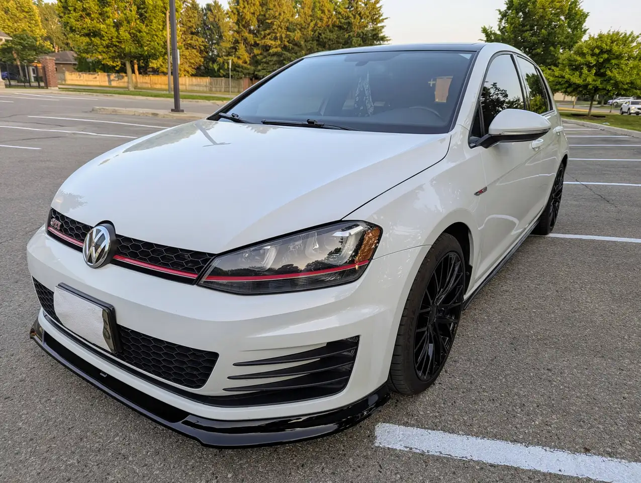 Volkswagen Golf GTI снимка Volkswagen Golf GTI