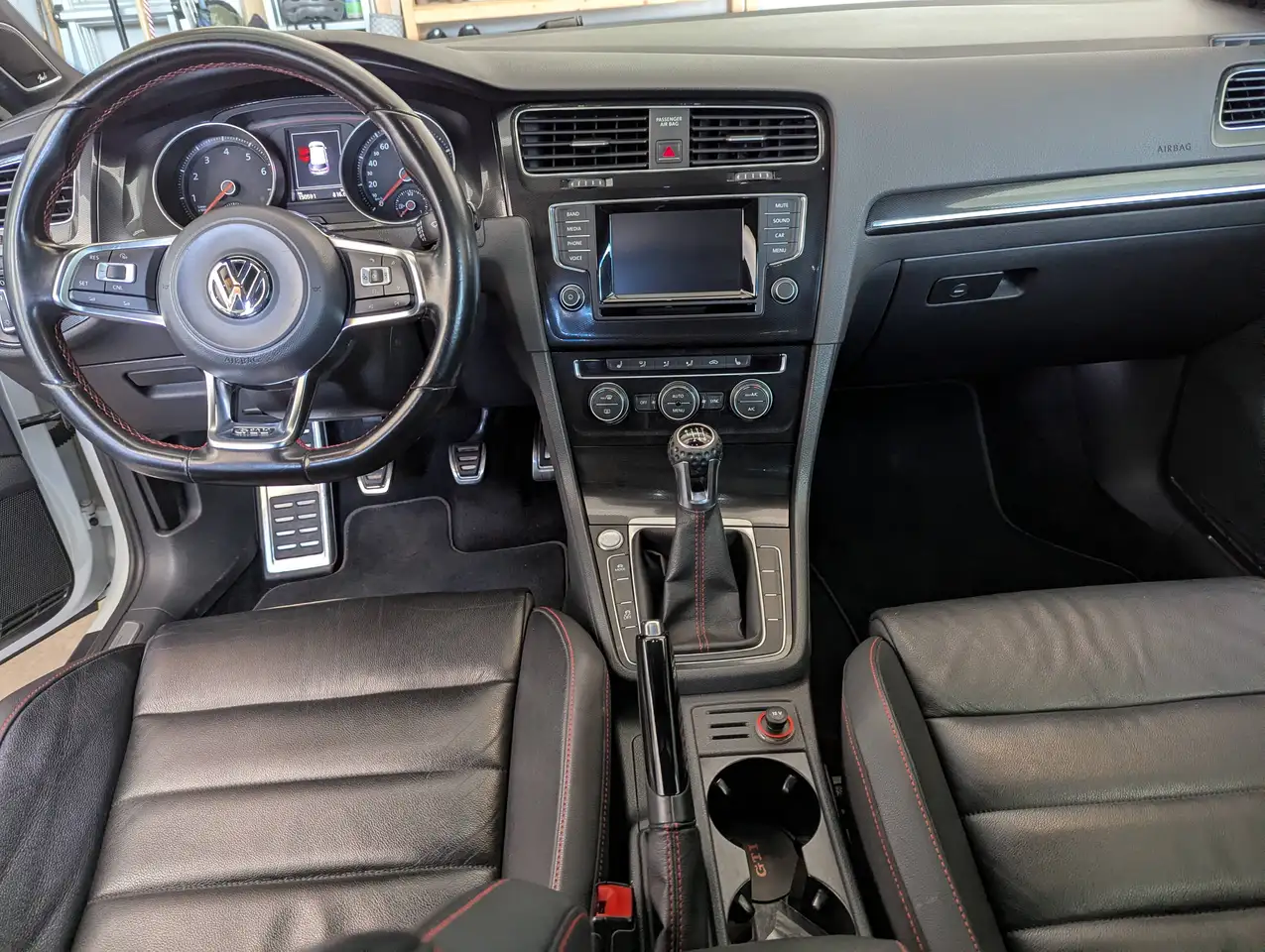 Volkswagen Golf GTI снимка Volkswagen Golf GTI