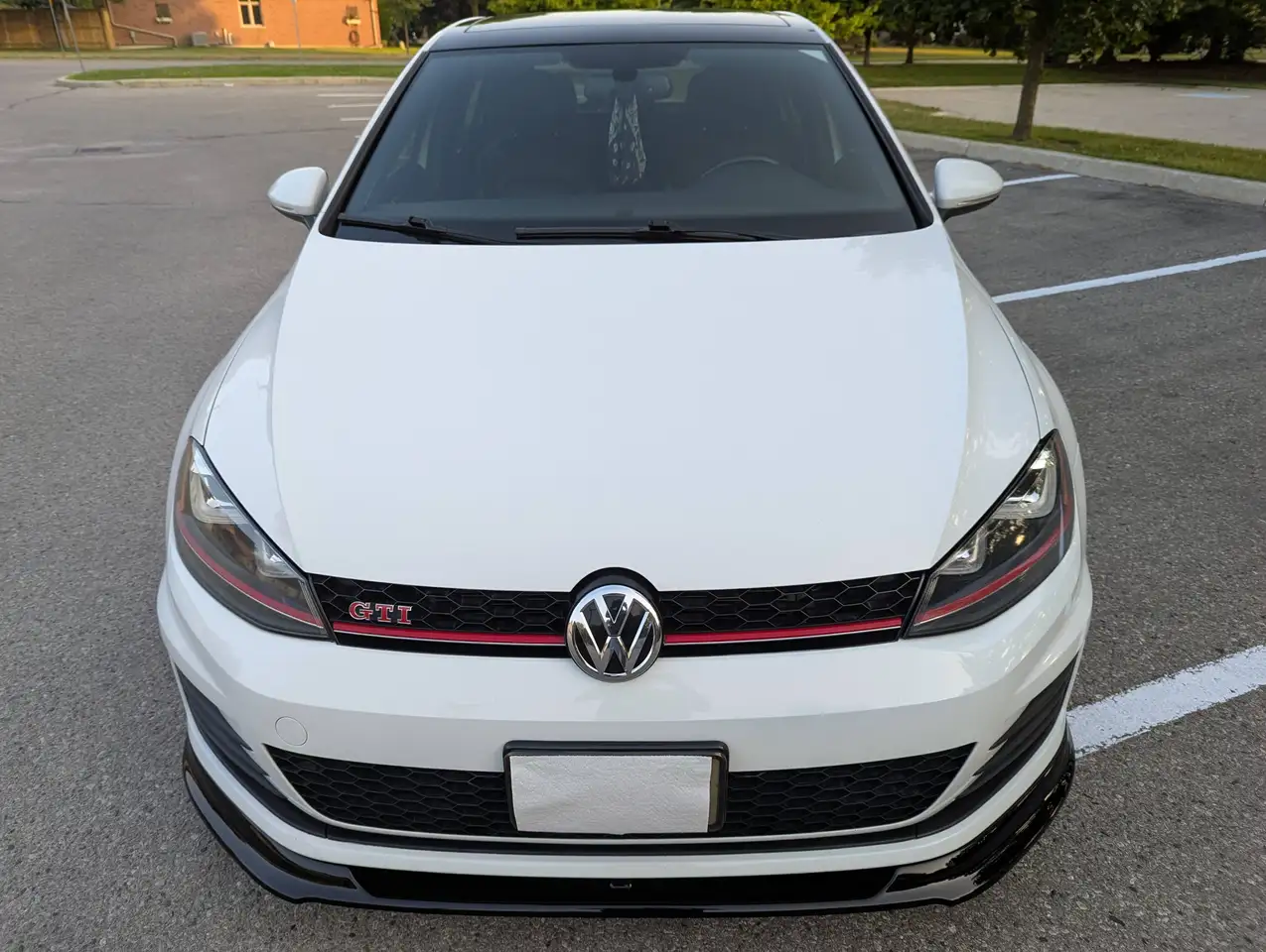 Volkswagen Golf GTI снимка Volkswagen Golf GTI