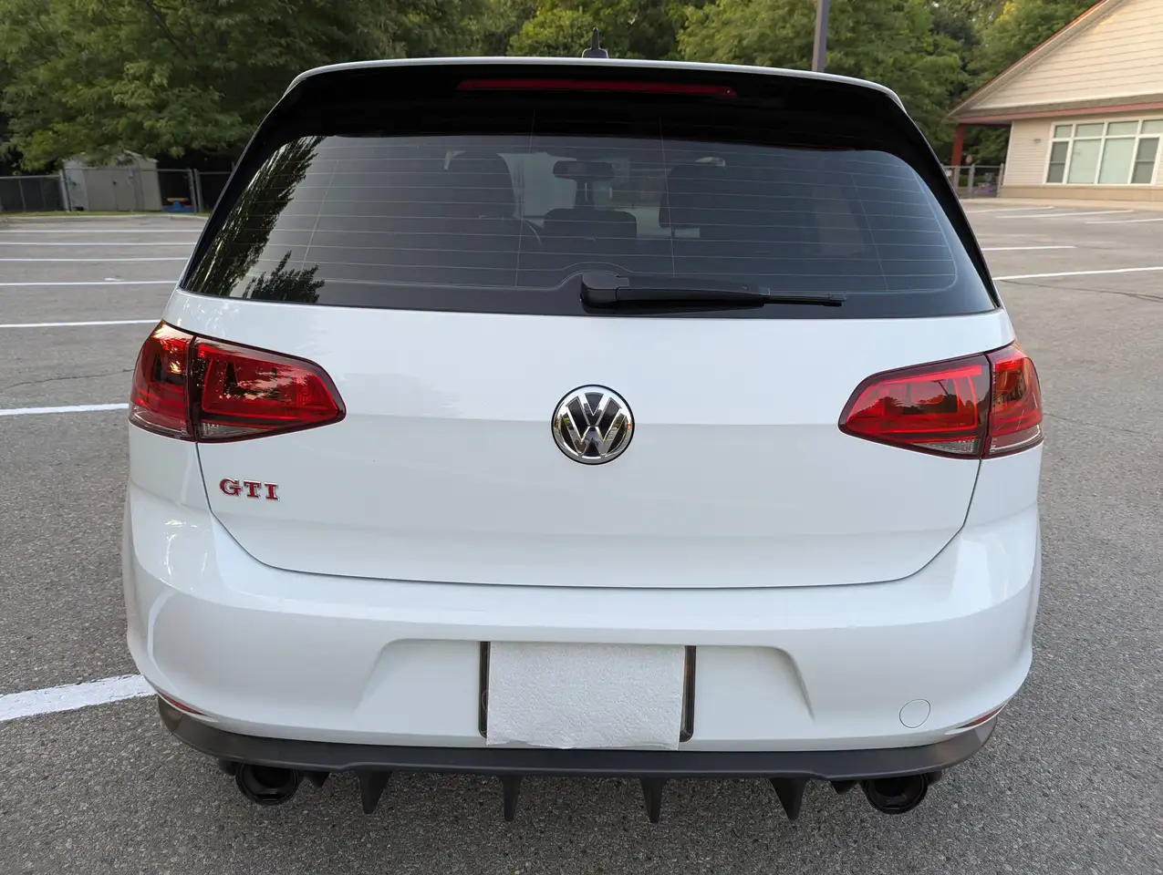 Volkswagen Golf GTI снимка Volkswagen Golf GTI