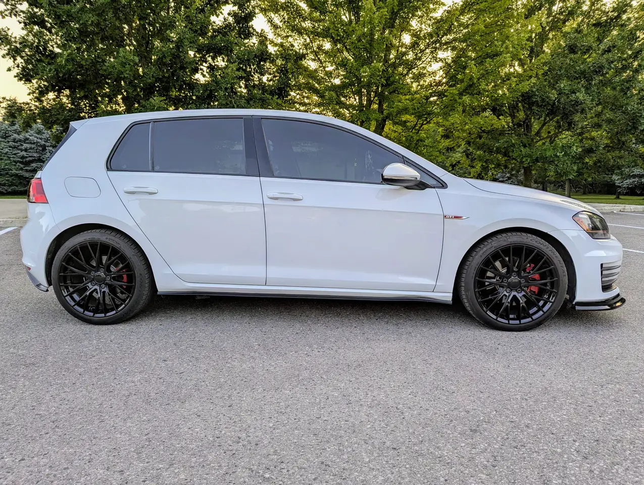 Volkswagen Golf GTI снимка Volkswagen Golf GTI