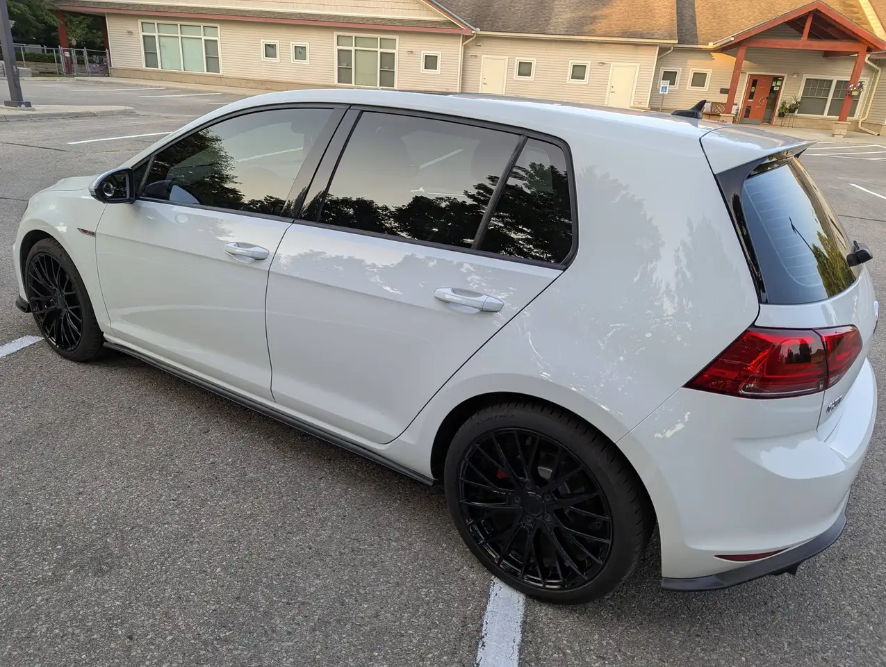 Volkswagen Golf GTI снимка Volkswagen Golf GTI
