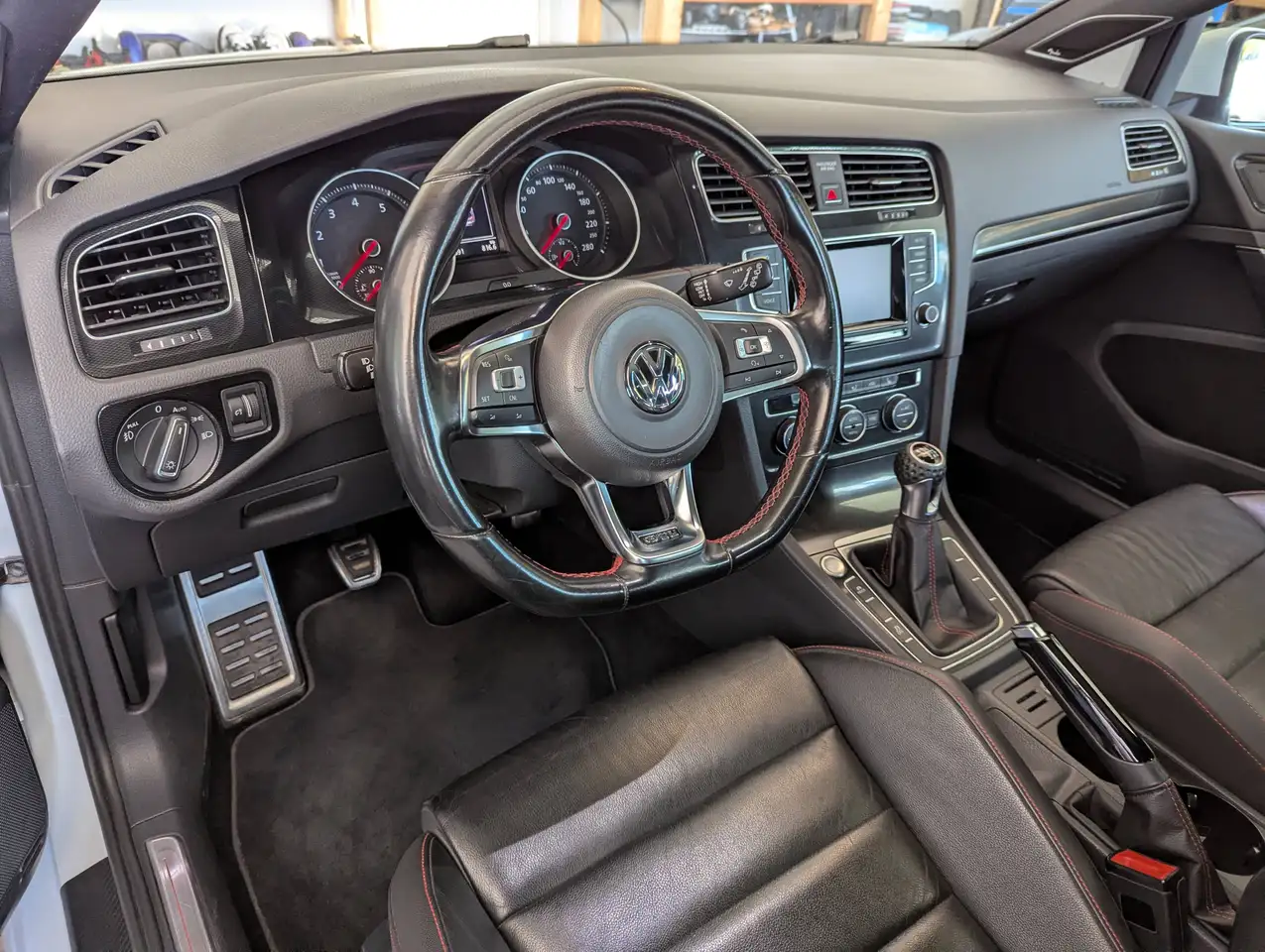 Volkswagen Golf GTI снимка Volkswagen Golf GTI
