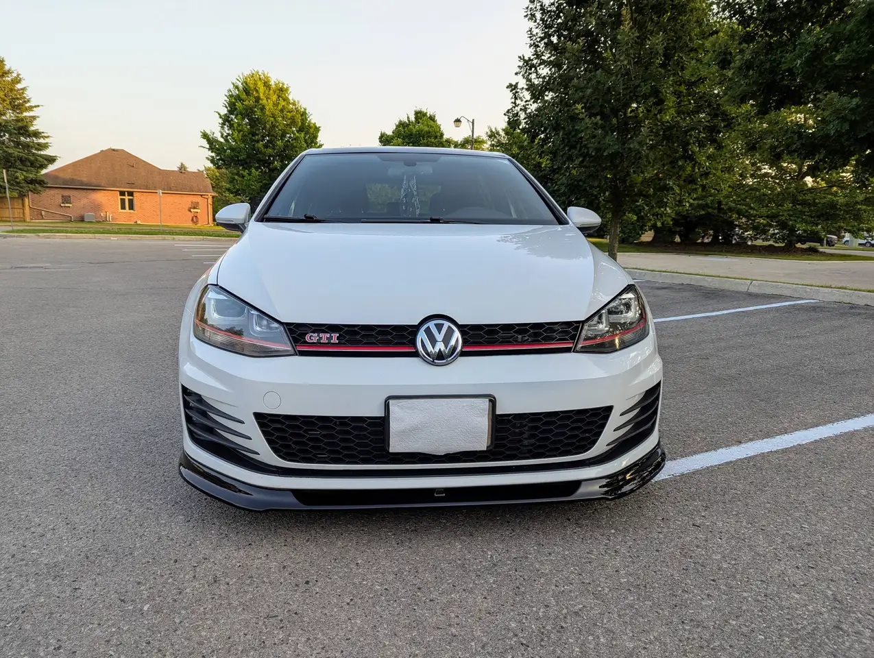 Volkswagen Golf GTI снимка Volkswagen Golf GTI
