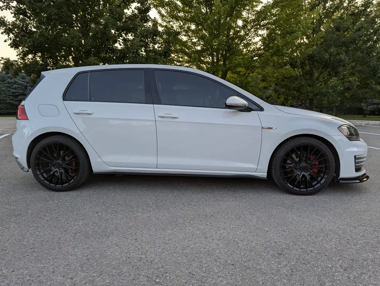 Volkswagen Golf GTI снимка Volkswagen Golf GTI