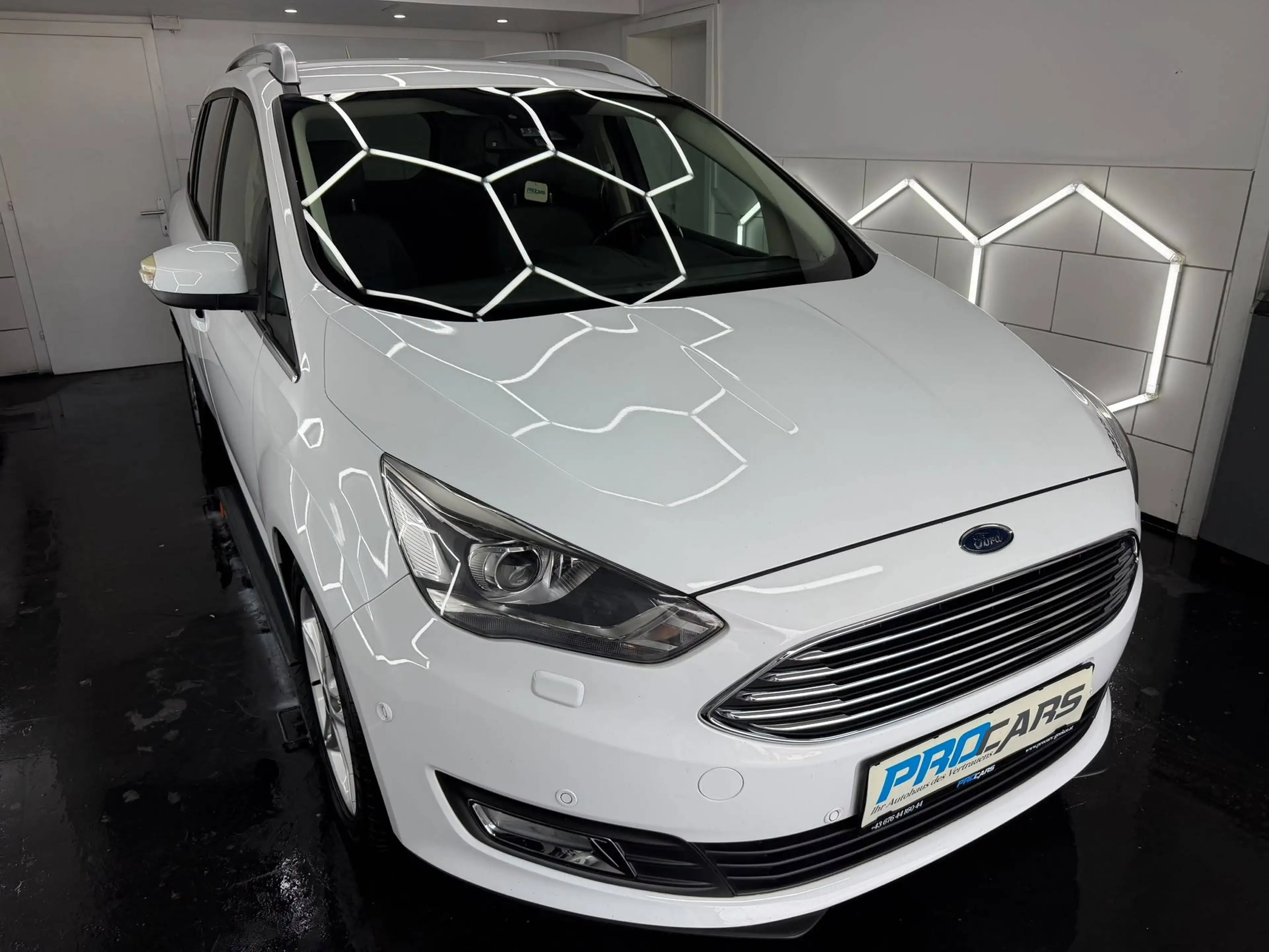 Ford Grand C-Max Titanium *7 Sitzer*Navi*AHK* — photo 3