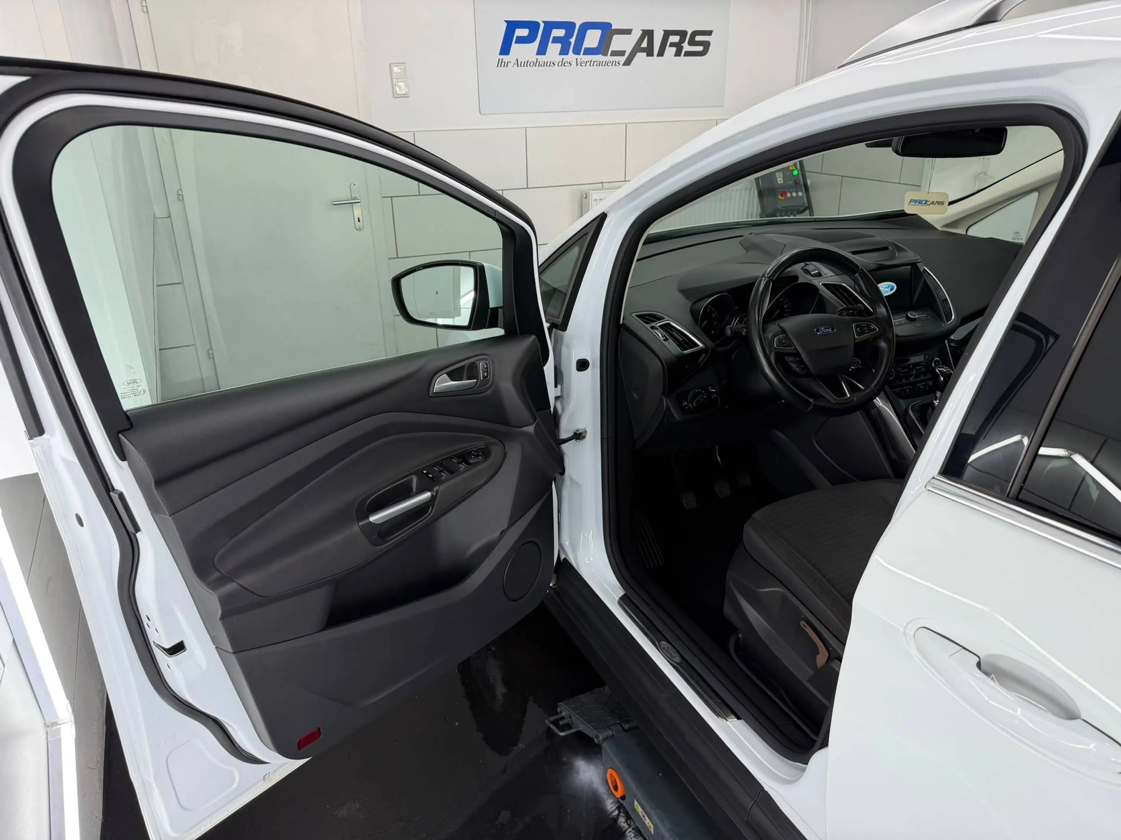 Ford Grand C-Max Titanium *7 Sitzer*Navi*AHK* — photo 4
