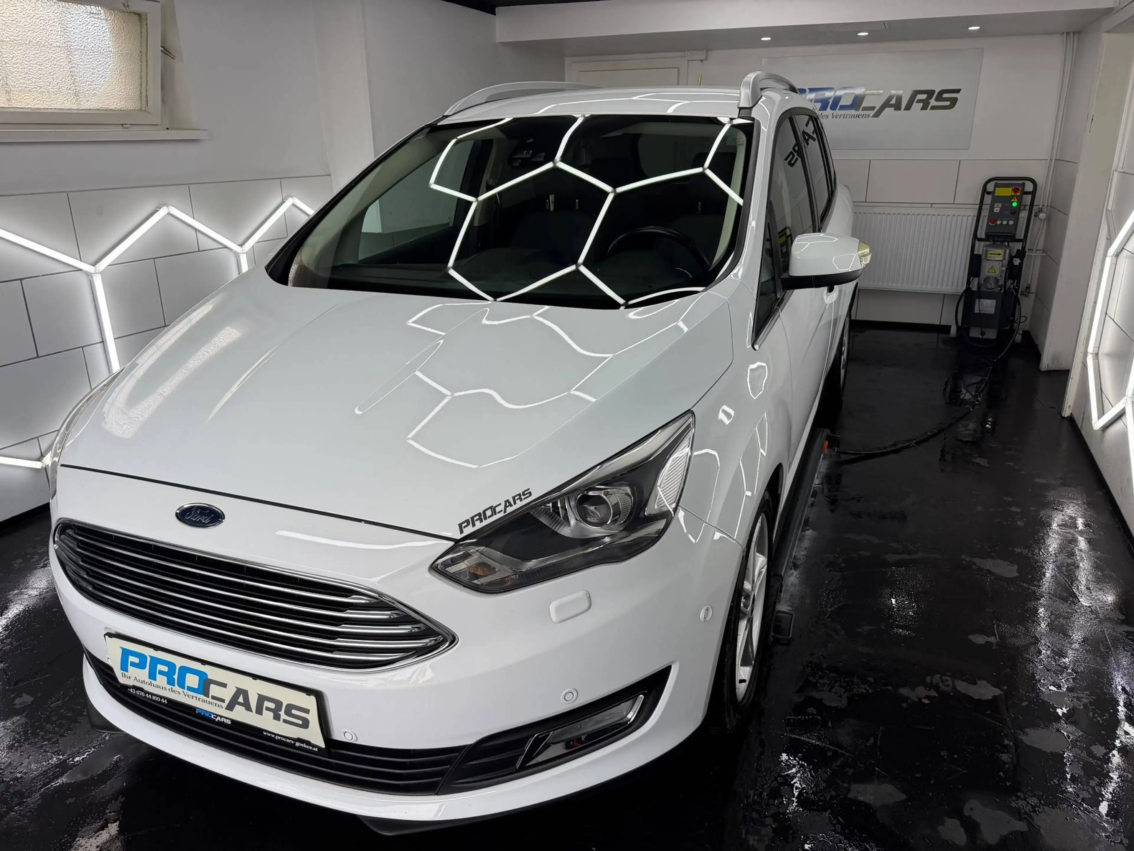 Ford Grand C-Max Titanium *7 Sitzer*Navi*AHK*