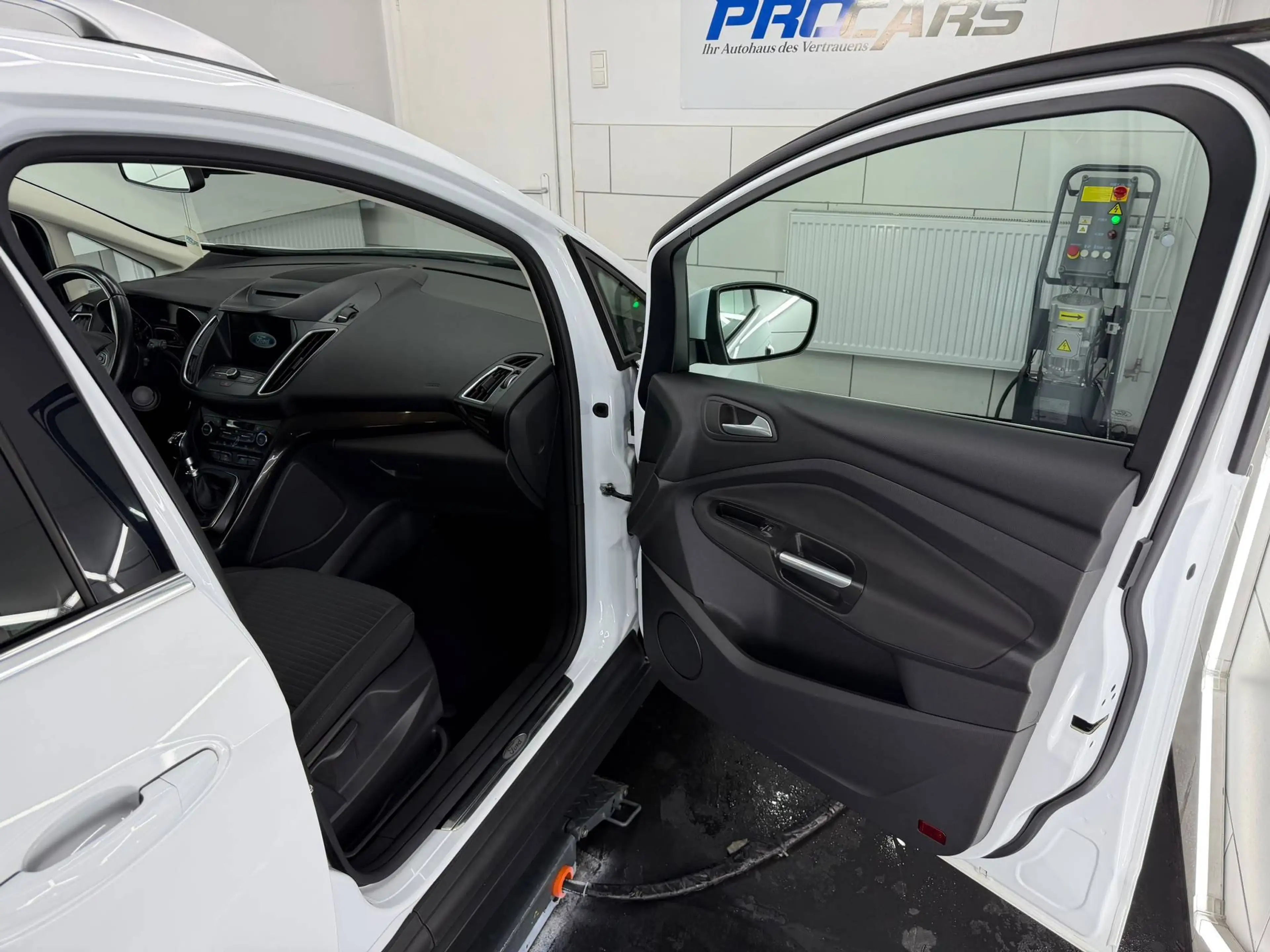 Ford Grand C-Max Titanium *7 Sitzer*Navi*AHK* — photo 8