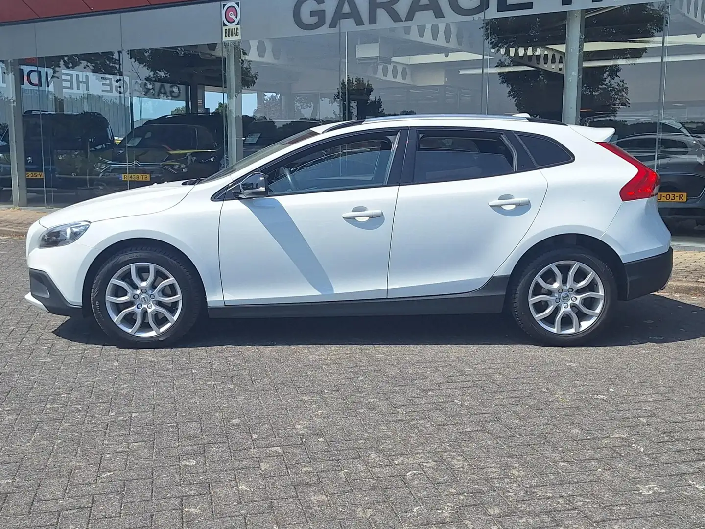 Volvo V40 Cross Country 2.0 T3 Momentum | Navi | Trekhaak 1500kg | Climate Wit - 2