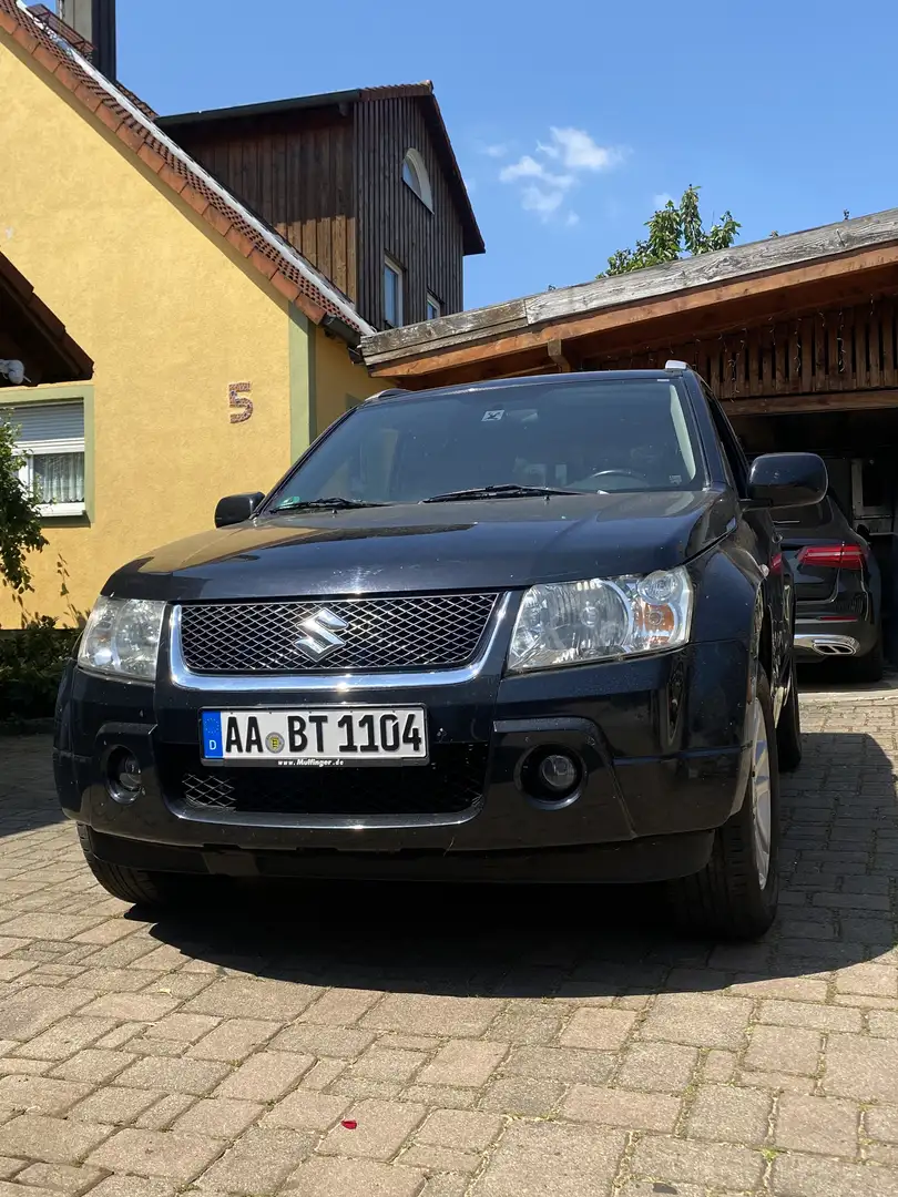 Suzuki Grand Vitara Black& White - 1