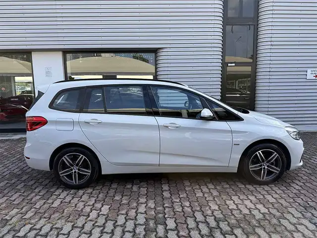 BMW 2 Series view 4