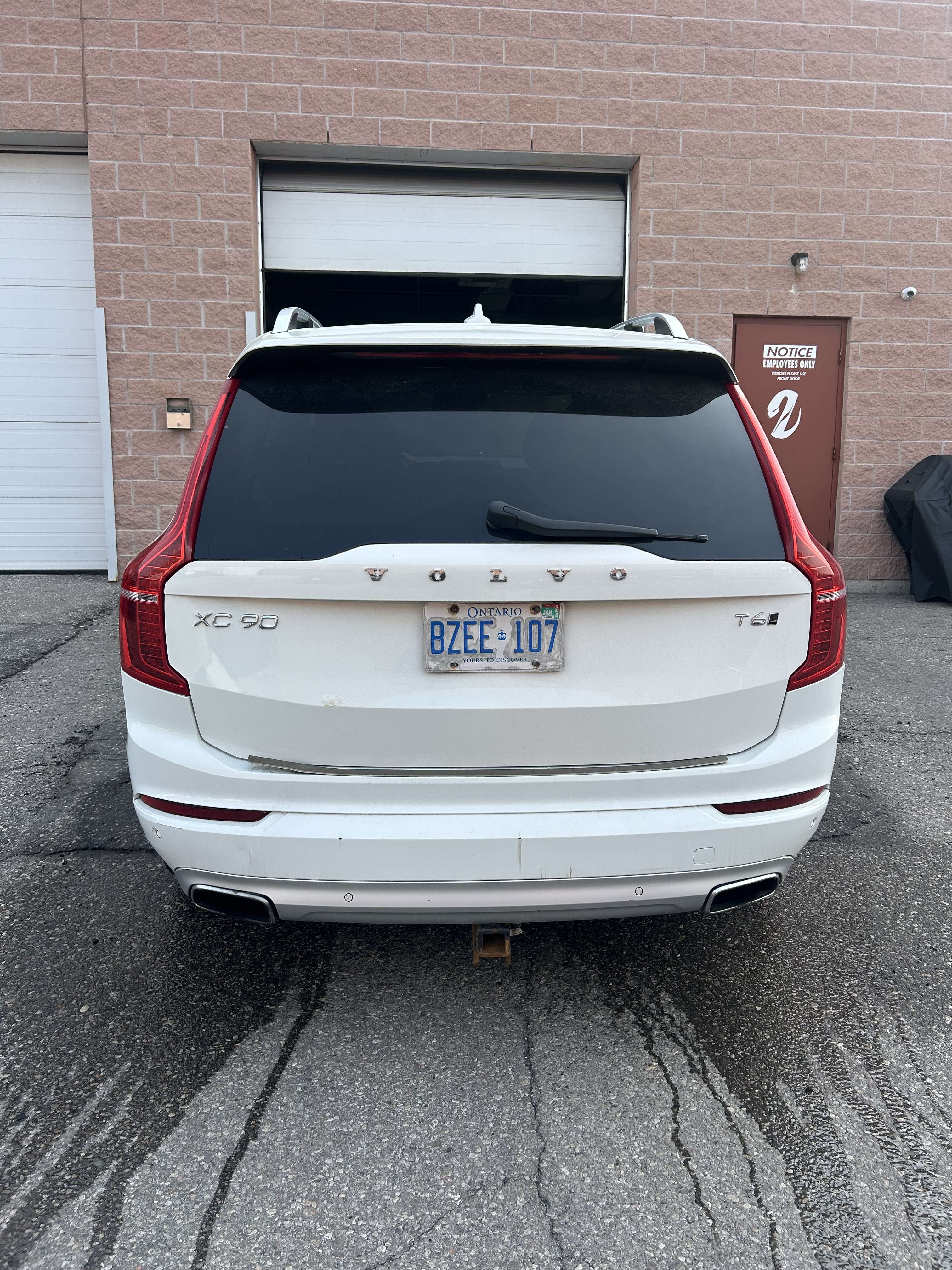 2017 Volvo XC90 Momentum alt 2