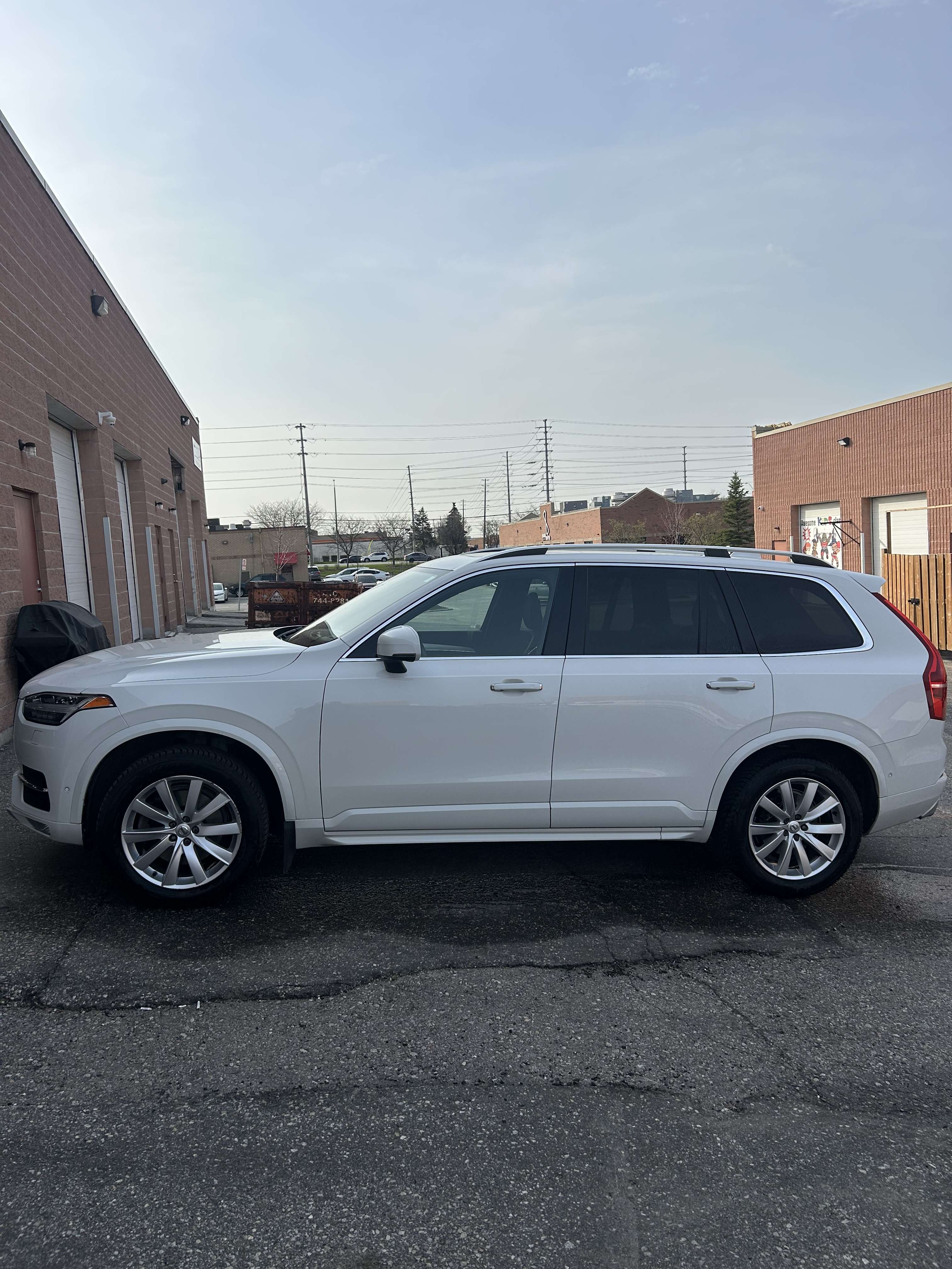 2017 Volvo XC90 Momentum alt 3