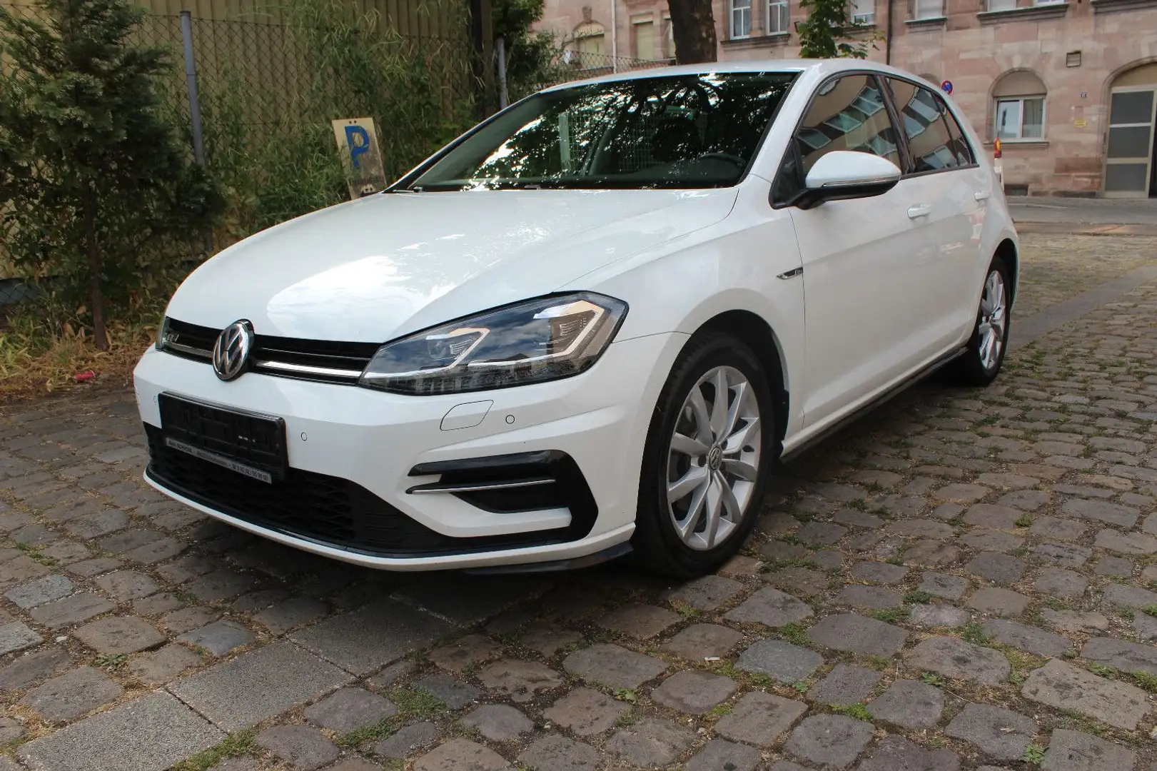 Volkswagen Golf VII Lim. 1.5 TSI Highline R-Line ACC LED Weiß - 1