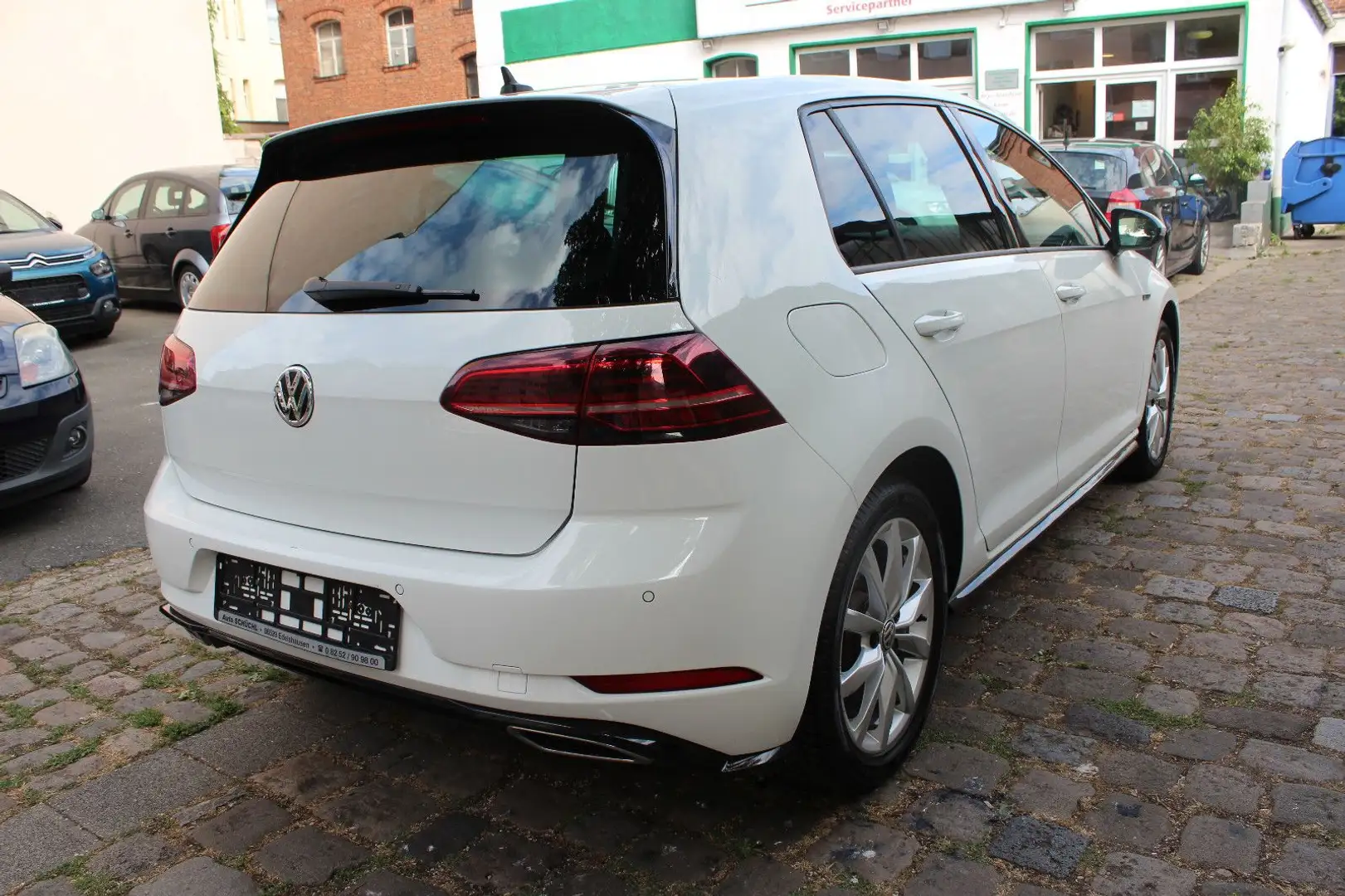 Volkswagen Golf VII Lim. 1.5 TSI Highline R-Line ACC LED Weiß - 2