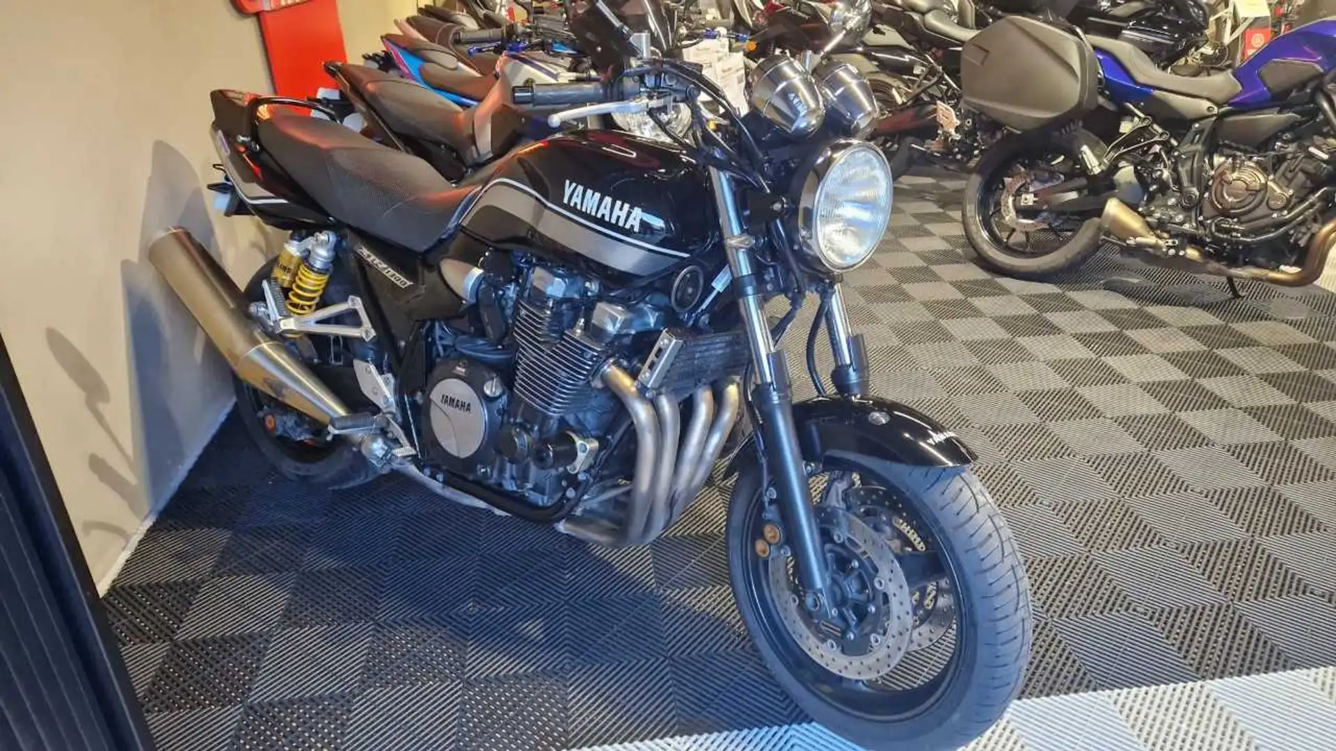 Yamaha XJR 1300 Noir - 1