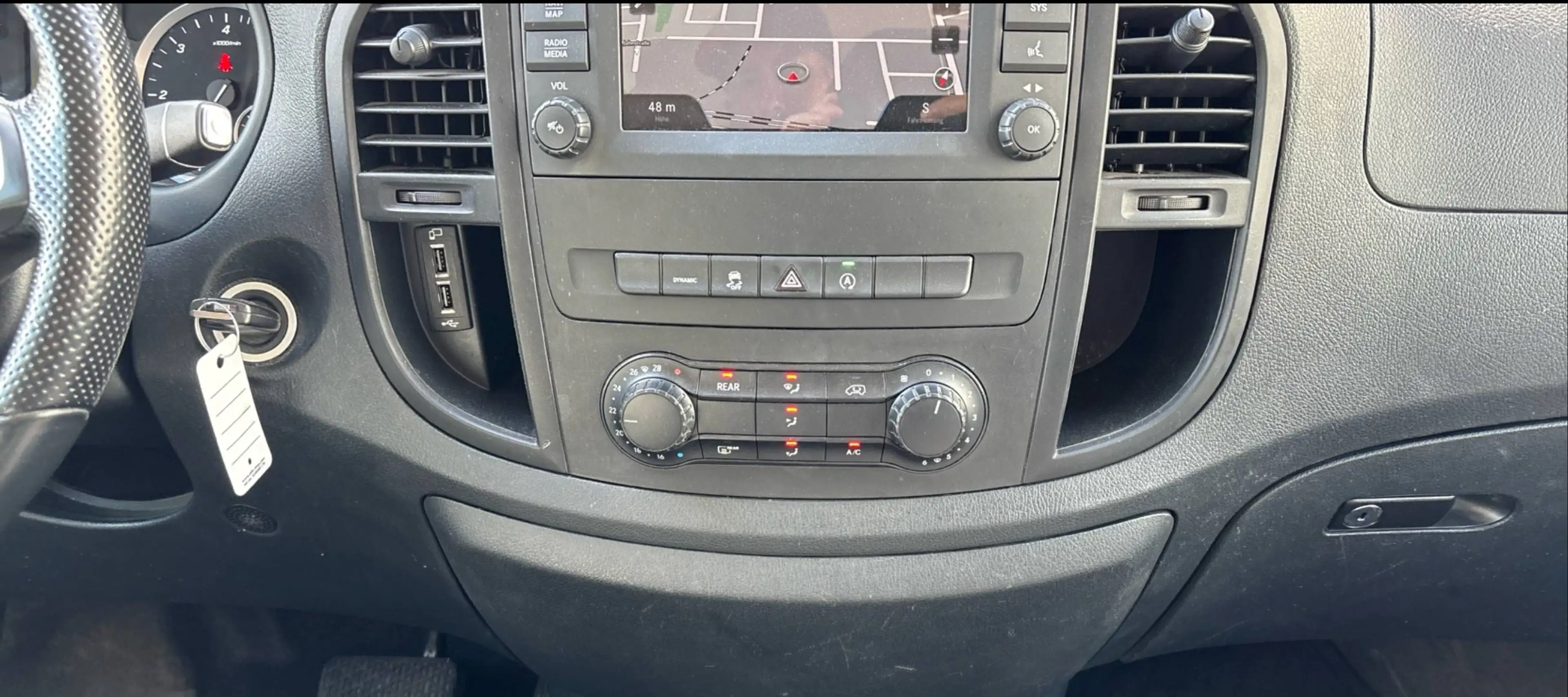 Mercedes-Benz Vito Tourer Pro lang LEDER+SHZ+LORDOSE/NAVI+CARPLAY+DAB/RFK/REELING/ALARM/PDC/TEMPOMAT/9-SITZER — photo 8