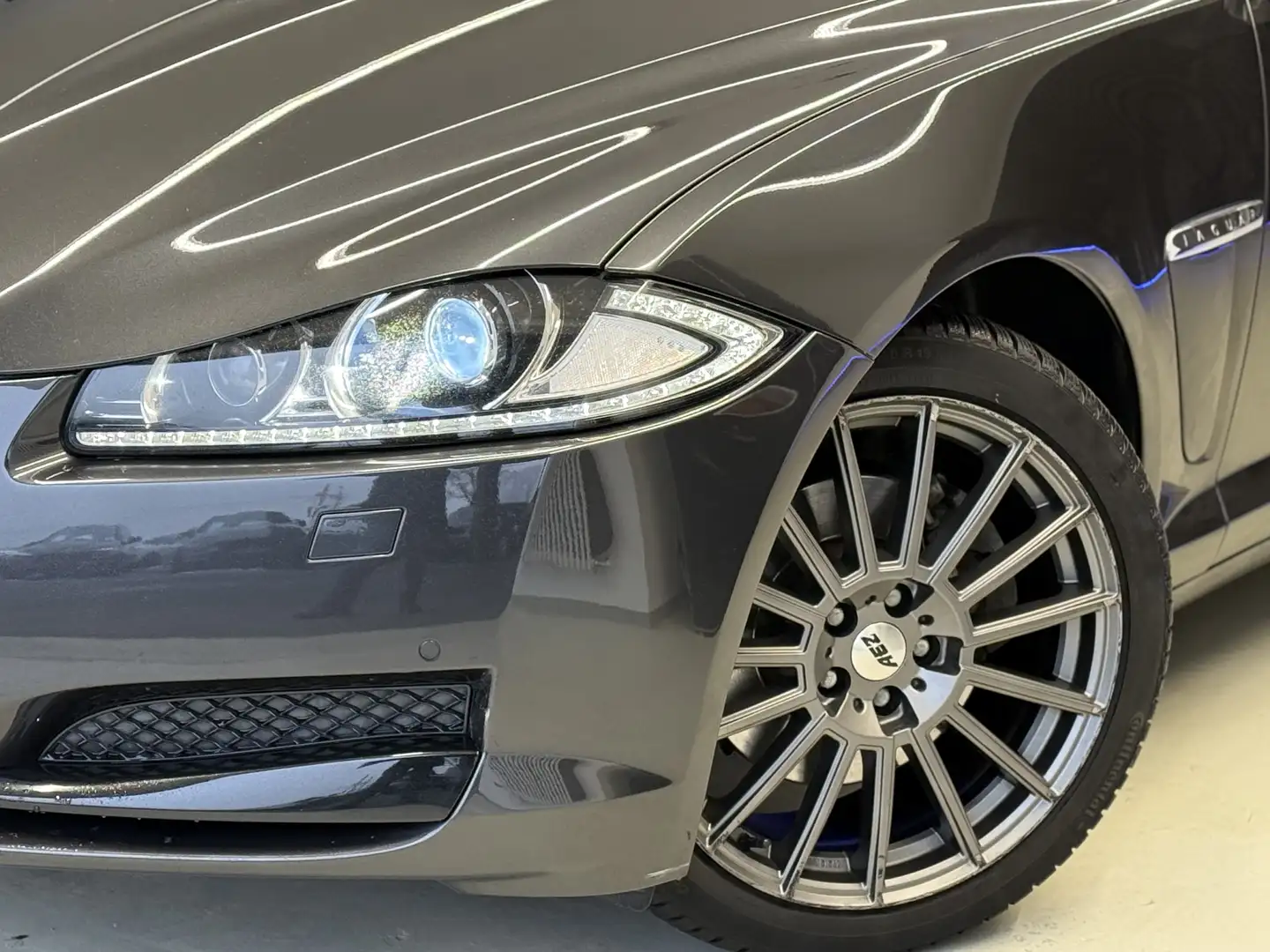 Jaguar XF 2.2 Diesel Schwarz - 2
