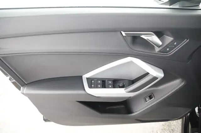 Audi Q3 view 8