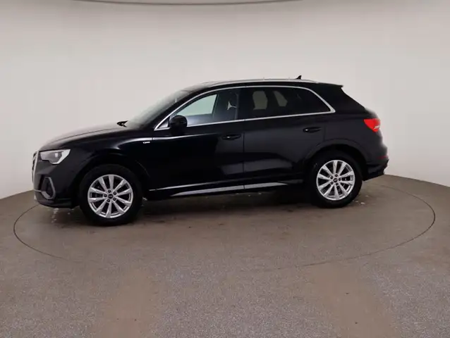 Audi Q3 view 5
