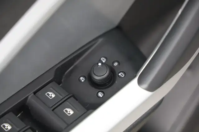 Audi Q3 view 9