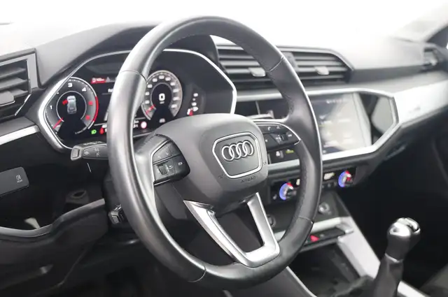Audi Q3 view 11