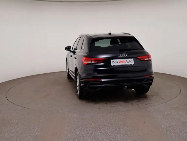 Audi Q3 view 4