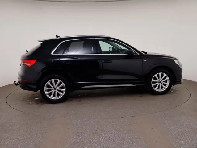 Audi Q3 view 6