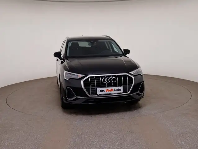 Audi Q3 view 3