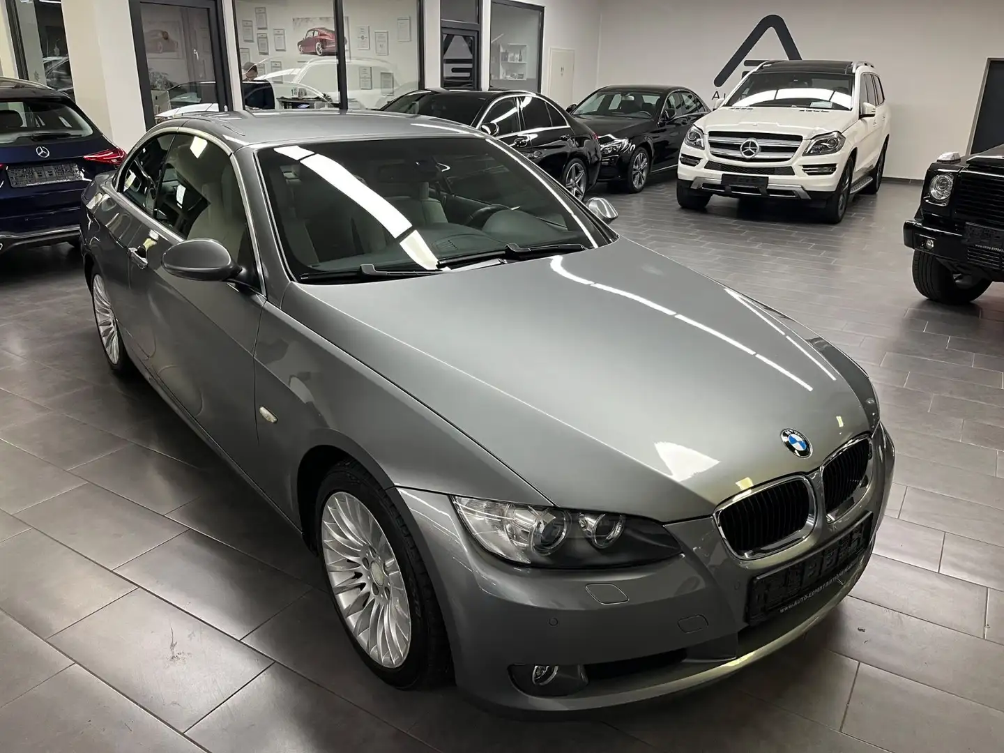 BMW 320 i Cabrio Aut. Navi/Leder/Xenon/PDC Grau - 1