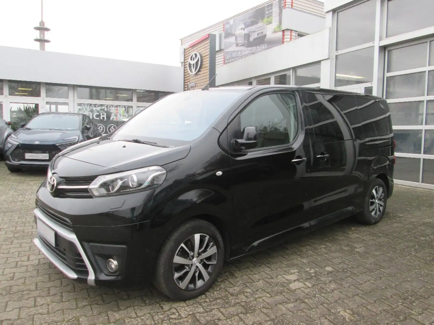 Toyota Proace Proace D-4D 2,0-l-D-4D L1 Autm. Verso Executive Schwarz - 1