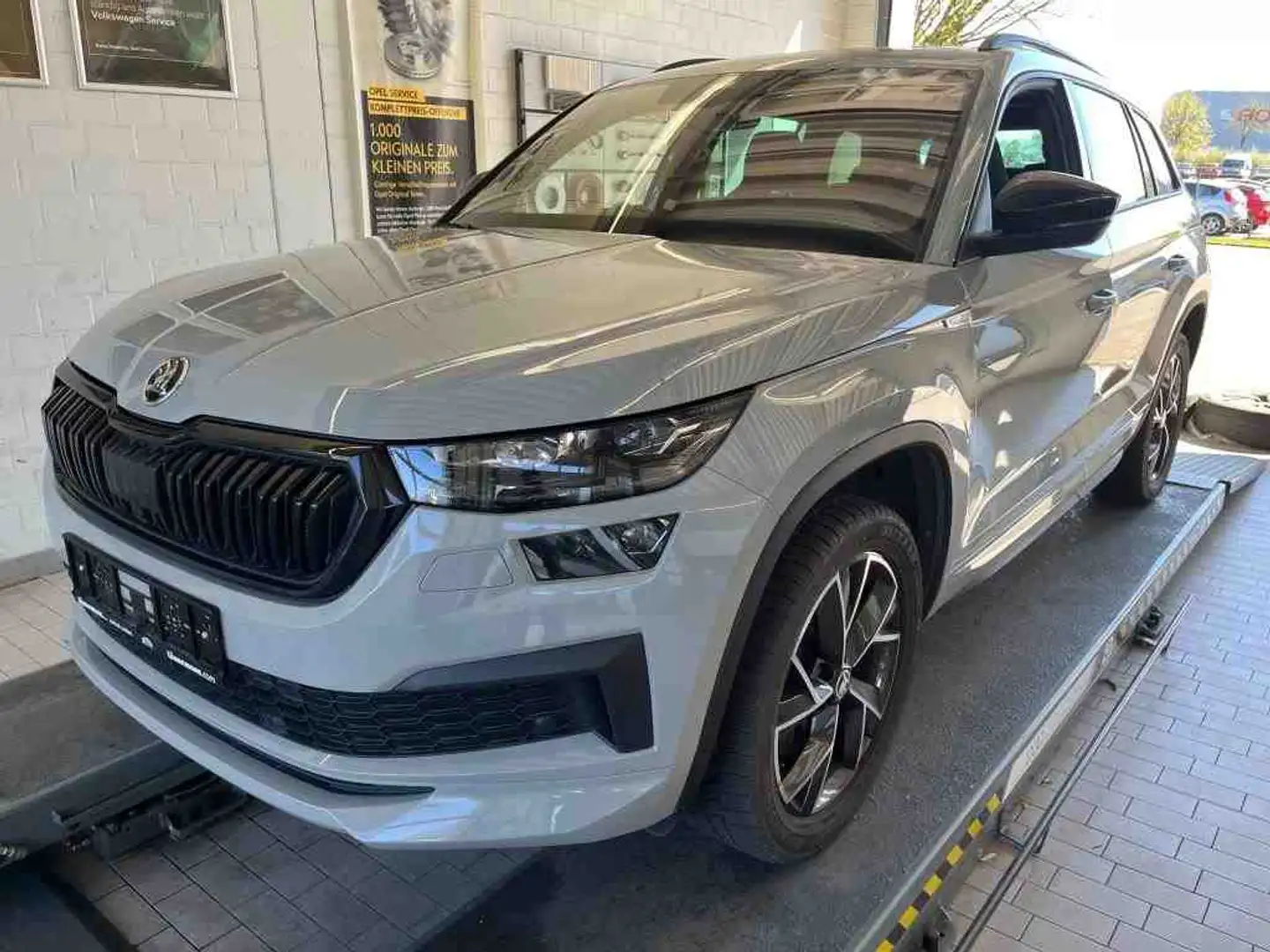 Skoda Kodiaq 2.0TDI DSG 4x4 Sportline |AHK|Pano|4xSHZ Gris - 2
