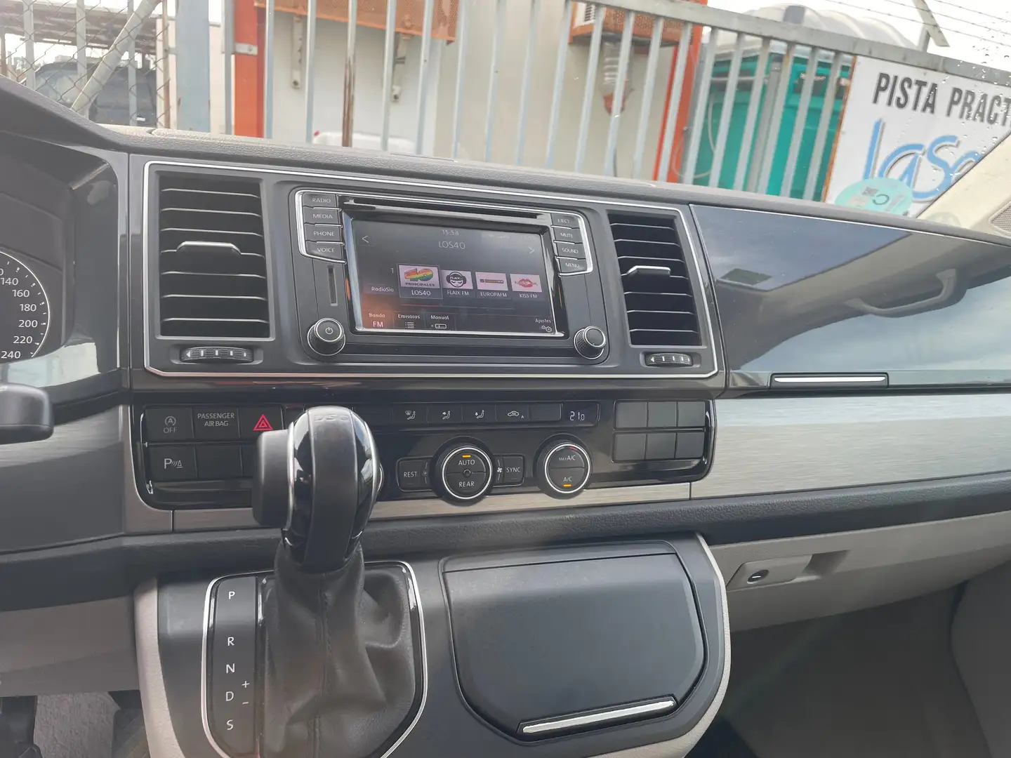 Volkswagen T6 California California 2.0TDI BMT Beach DSG 150kW Beach - 2