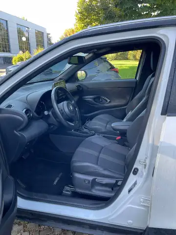 Toyota Yaris Cross view 9